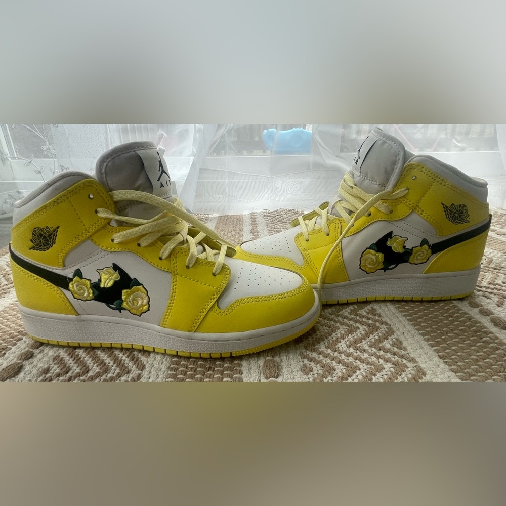 Air Jordan 1 MiD Dynamic Yellow Flower